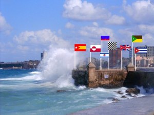 El Malecón Habanero con todas las Banderas, soñadas por Margarita García Alonso.