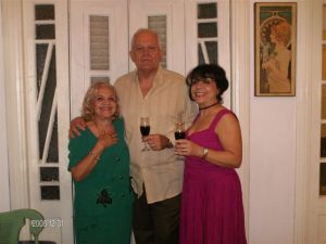3La actriz María Eugenia García y su madre Selene Gonce, junto al conocido director y actor cubano Carlos Padrón, también Presidente de la Sección de Artes Escénicas de la UNEAC, el 31 de Diciembre pasado.
