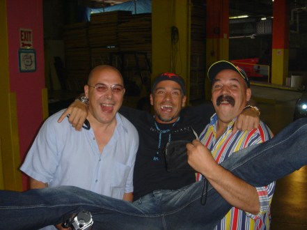 El talentoso Eros Ramazzotti, en uno de sus tantos viajes a Miami, con sus amigos, los músicos gemelos Gian Pietro Cazzago y Giuseppe Cazzago