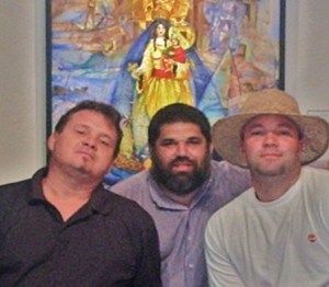 Los tres artistas que intervinieron en la Exposición de Poesía Mural ISLA SOLA: Ignacio Pérez Vázquez, a la izquierda. Josan Caballero, al centro. Noelio, a la derecha.