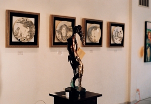 Imágenes de la Expo de Poesía Mural ISLA SOLA, entre el pintor Ignacio Pérez Vázquez, el poeta Josan Caballero y el escultor Noelio González