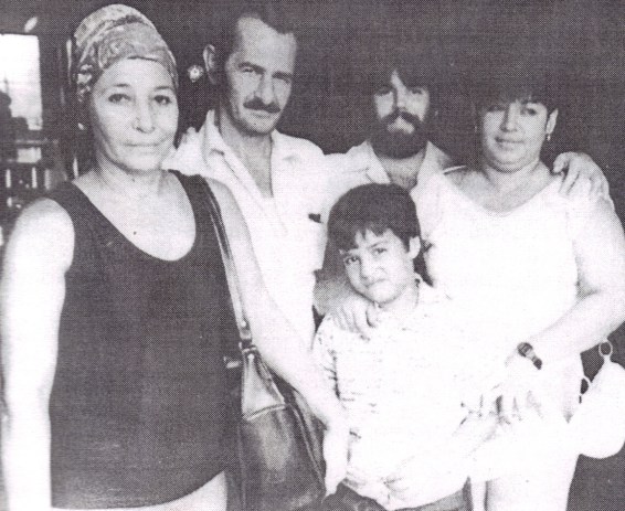 La madre de Josan Caballero, Noelia de la Luz, con su hijo e hija, Esperanza Caridad, y su nieto Claudio Iglesias Gutierrez, durante la discusion de la tesis academica de Jose Antonio Gutierrez Caballero, en la Biblioteca Nacional Jose Marti (Foto de Chinolope, 1986)