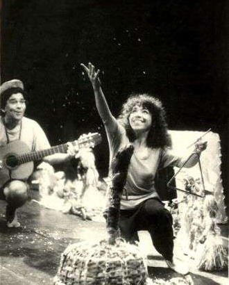 María Eugenia García y Augusto Blanca, en una escena de La flor de Cuba, escrita y dirigida por David García Gonce, a partir de los testimonios personales y los muñecos artesanales de su madre Selene Gonce.