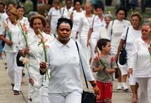 Las Damas de Blanco desfilando en Cuba.