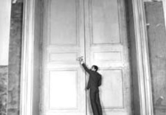 Cerrar la puerta al pasado que nos hizo pequeños de mentalidad.