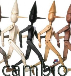 Un país de Pinochos de madera tiene que cambiar, Josán Caballero pronuncia estas palabras, gracias al cartel de Margarita García Alonso.