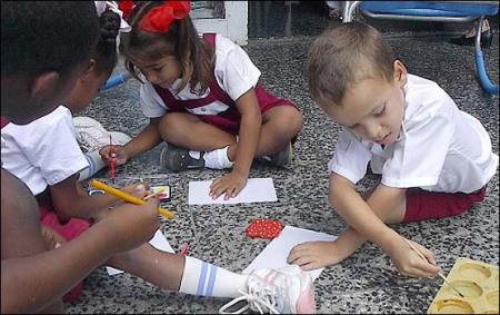 Niños cubanos pintando...