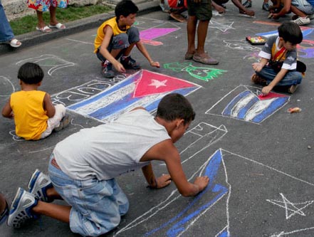 Los niños cubanos pintando su bandera, en el Día Internacional...