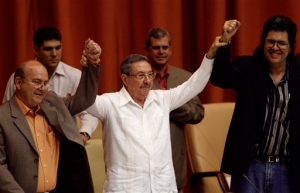Miguel Barnet, Raúl Castro y Abel Prieto, tres patas de una mesa, que cojeando está...