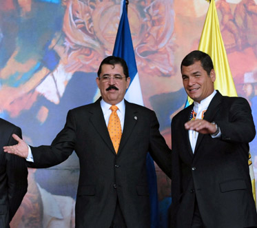 Rafael Correa con Manuel Zelaya, y la OEA...