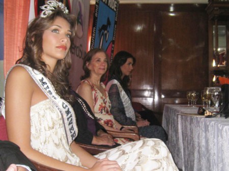 Dayana Mendoza, en sus labores como Miss Universo 2008.