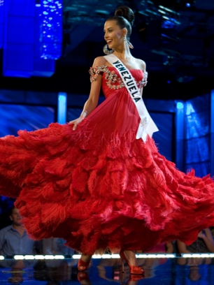 El traje púrpura, junto con los labios, símbolo para algunos de connotaciones gubernamentales...