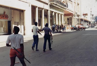 EL MALECONAZO Inédito, todo un acontecimiento de los cubanos de a pie, presentado por Desarraigos Provocados.