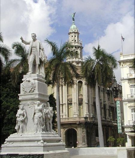 Una imagen de la estatua de José Martí, en el Parque Central, de La Habana...