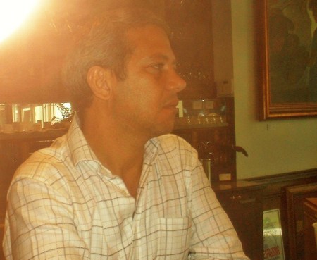 El conocido cineasta, coleccionista e investigador cubano Roberto Ramos, Presidente del Centro de Arte Cuba 8, donde se realizará el lanzamiento de la Revista BRUJULAR DE MIAMI y el TROTAMAR, este sábado 26 de septiembre, a las 6 p.m.