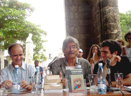 Desiderio Navarro, al centro, en el lanzamiento de su libro Las causas de las cosas...