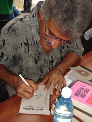 El crítico Desiderio Navarro, firmando uno de sus libros.