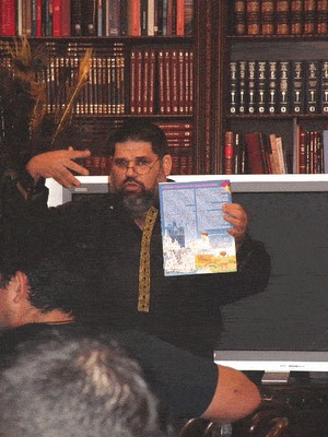 Josan Caballero presentando TROTAMAR, el Primer Papalote de Creación Infantil, insertado en su Revista BRUJULAR DE MIAMI, lanzada el 26 de septiembre del 2009, en el Centro de Arte CUBA 8.