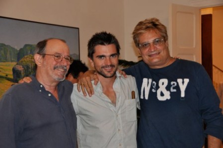 Juanes con Silvio Rodríguez y Amaury Pérez, anfitrión y director del espectáculo fronterizo en la Plaza de la Revolución.