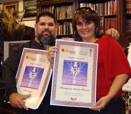 La bloguera Niurki Palomino, quien recibió de Josán Caballero, los dos galardones obtenidos por Margarita García Alonso. El Premio EGOBLOG de Excelencia y el Premio EGOARTISTA de Excelencia.