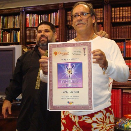 Willy Trapiche, del blog Cubaleah, recibiendo el Premio de Excelencia EGOBLOG, otorgado por la Revista BRUJULAR DE MIAMI y la Corporación ABRACALIBRO International Publishers, que dirige Josán Caballero.