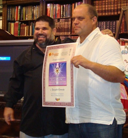 Josán Caballero premiando al bloguero Joaquín Estrada-Montalván, alias Gaspar El Lugareño.