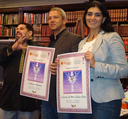 Premios de Excelencia EGOCOLECCIONISTA y EGOGALERÍA, para el Centro de Arte CUBA 8, que lo reciben Roberto Ramos y su esposa Yeney Fariñas.
