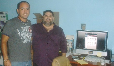 Josán Caballero, el editor en jefe, con el diseñador y director de arte de la Revista BRUJULAR DE MIAMI, el peruano César Venegas.