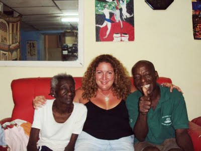 Margarita, Pánfilo y su madre, que estará muy alegre, con la noticia...
