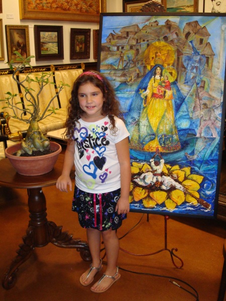 La niña Melisa Ortiz, con dos de los atributos del espectáculo. El cuadro de Ignacio Pérez Vázquez y el bonsái ficus, perteneciente a su padre Raúl, que originó el Premio de Aportes GÉNESIS.