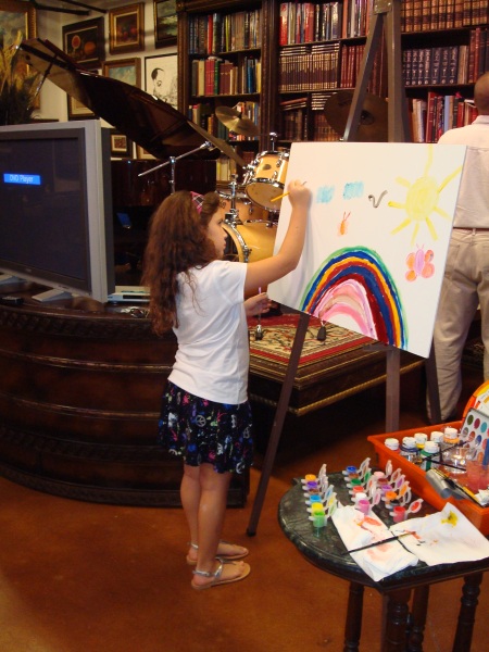 La niña Melisa Ortiz, presente en TROTAMAR Papalote de Creación Infantil, pintando su ARCOIRIS DE SOLES.