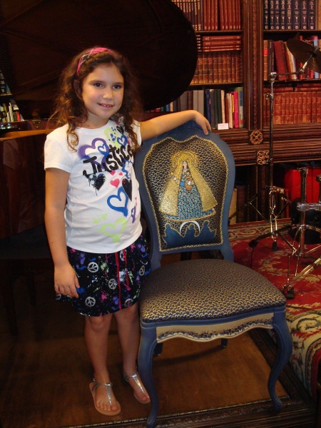 Melisa con la silla bordada por Nora Cerviño.