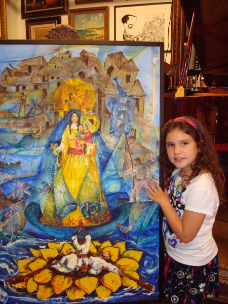 La niña Melisa Ortiz, junto al cuadro EXODO CACHITA, de Ignacio Pérez Vázquez, que obtuvo el Premio EGOPINTURA de Excelencia y que está incluído igualmente en la Revista BRUJULAR DE MIAMI.