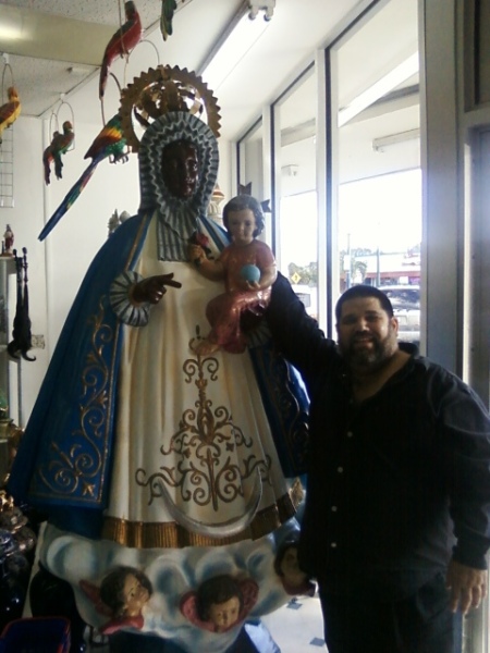 Josán Caballero, con La Virgen de Regla...