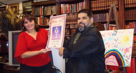 Niurki Palomino y Josán Caballero, en el lanzamiento de su Revista BRUJULAR DE MIAMI, recibiendo el Premio de Excelencia EGOBLOG.