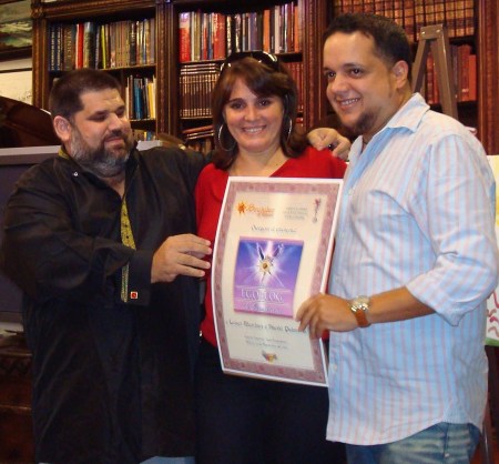 Los esposos y blogueros Niurki Palomino y Leyser Martínez, de CERO CIRCUNLOQUIOS, reciben de manos de Josán Caballero, el Premio de Excelencia EGOBLOG.