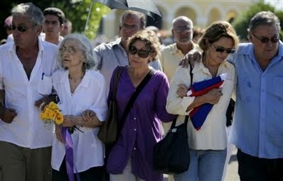 Entierro de Cintio Vitier. Su esposa, la poestisa Fina García Marruz, y sus hijos, los hermanos Vitier.