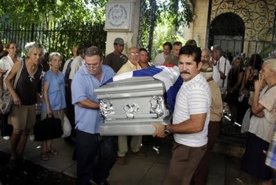 El cortejo fúnebre en el Cementerio de Colón, en La Habana.