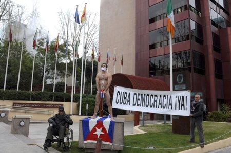 Desnudo en la Embajada