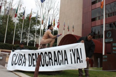 Desnudo ante la patria arrodillada