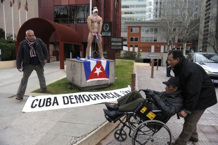 Desnudo de CUBA DEMOCRACIA YA. Fotos PedroARMESTRE, AFP PHOTO
