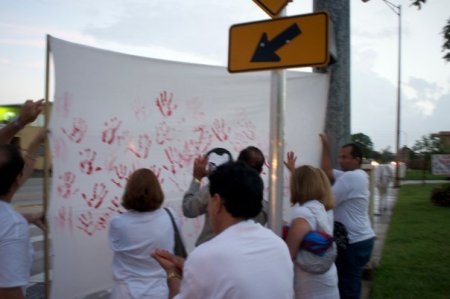El Exilio Unido colocando sus manos ensangrentadas, ante el sudario de Orlando Zapata Tamayo, en esta gran tarde-noche del exilio libertario