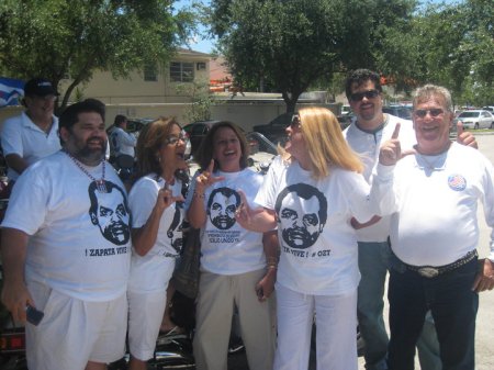 Miembros del Club Moto Liberty Association y la Plataforma Exilio Unido Ya, junto a los activistas de la Caravana.