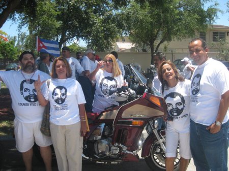 Miembros del Exilio Unido Ya, participantes en la Caravana del sábado 19 de junio, entre los que se encuentran Josán Caballero, Mercedes Perdigón, Ana Lourdes Cuesta, Idalina Blanco y Ariel Cubano.