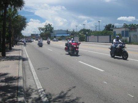 Las motocicletas de la Caravana, saliendo de la 29 ave del SW, por la Calle 8, hacia la I 95...