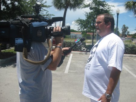 Carlos Goicolea, directivo de la Plataforma Exilio Unido Ya, cuando es entrevistado por la Cadena UNIVISIÓN, antes de partir en la Caravana por la Libertad de Cuba.