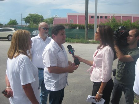 El Comisionado Julio Robaina participó en la Caravana, y fue entrevistado por la cadena hispana UNIVISIÓN.