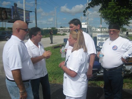 El Comisionado Julio Robaina, presente en la Caravana por la Libertad de Cuba, mientras conversa con el periodista Nelson Rubio, el Presidente del Club Liberty René John Sardiña Jr., Ana Lourdes Cuesta, de la Plataforma Exilio Unido Ya, y Miguel Ángel González, el de la iniciativa de esta Caravana en Miami.
