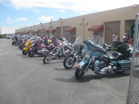 Las motos del evento, ya parqueadas, en las afueras de la sede del Club Liberty Association, después de efectuarse la Caravana por todo Miami.