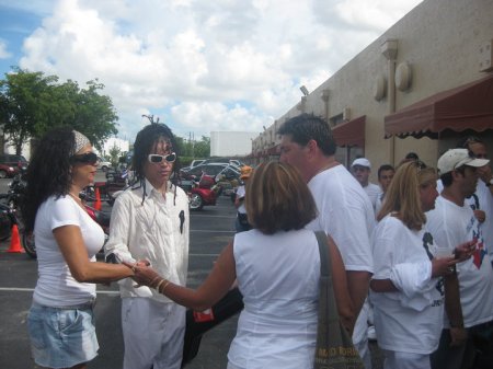 El multifacético artista cubano Adrián Morales, en la sede del Club Liberty Motorcycle Association, durante la clausura de la Caravana por la Libertad de Cuba.